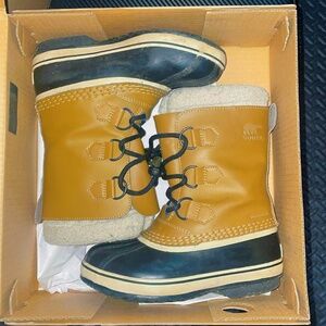 kids Sorel waterproof insulated winter boot size 1&2